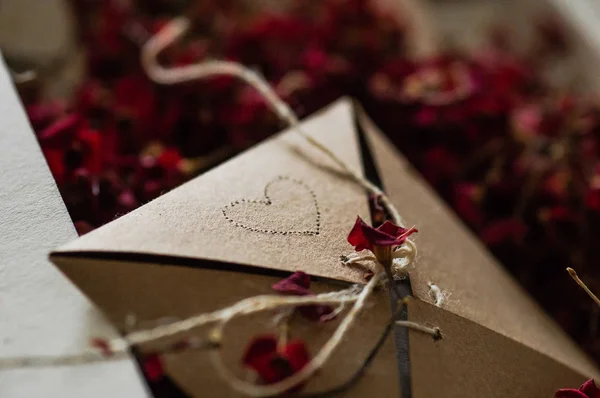 Вінтажні коробки з висушеними червоними квітами на білому ліжку. Концепція Ностальгічний і пам'ять старовинний фон — стокове фото
