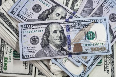 Makro çekim bir 100 dolar. Dolar kavramı. Amerikan doları nakit para. Yüz dolar. Benjamin Franklin'in portresi.