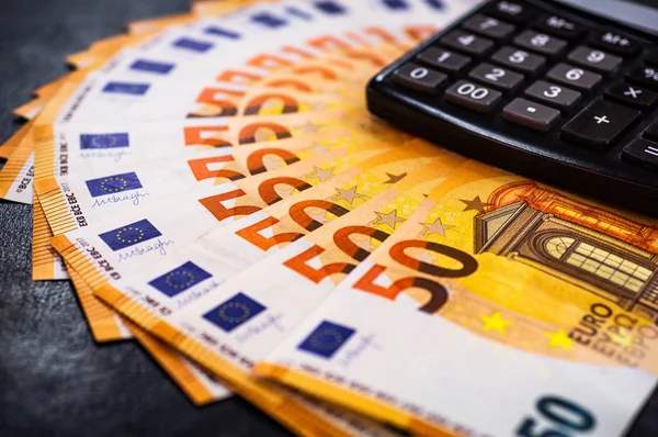 50 Euro. Euro Bargeld Hintergrund. jede Menge Euro auf dem Taschenrechner. Banknoten Hintergrund der Euros von Europa, Euro-Währung. — Stockfoto