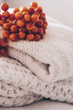 Rahat örme kazak sıcak arka plan üzerinde ve kartopu ve sulak yığını. Sonbahar-Kış konsepti