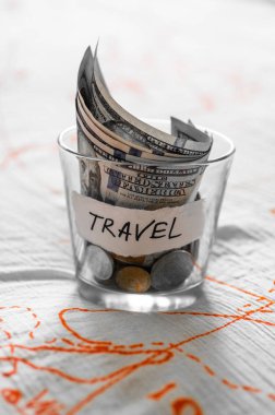 Bir tepsi çay, kruvasan, meyve, çiçek yatakta kahvaltı. Kitap metni odak dışında açıktır. Arka plan düzen. bir gün izin