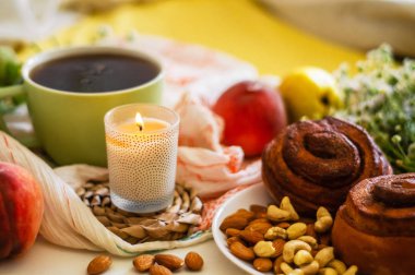 Bir tepsi çay, kruvasan, meyve, çiçek yatakta kahvaltı. Sabah. Rahat daire. Romantizm. parlak arka plan düzen. bir gün izin