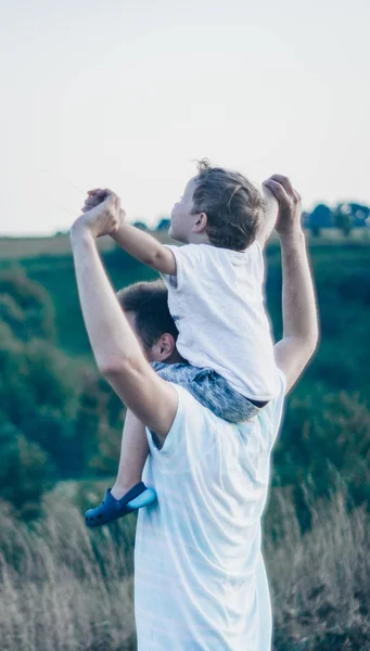 Liebevolle Familie. Vater und Sohn spielen und umarmen sich im Freien. glücklicher Vater und Sohn im Freien. Vatertagskonzept. — Stockfoto