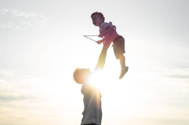 Babası şirin ve küçük oğlu temiz havada yukarı atar. Babalar günü, baba ve oynama ve açık havada onun oğlu erkek bebek.