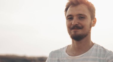 Mutlu çocuk babamla oynuyor. Babam ve oğlum dışarıda. Babası çocuğu sırtında taşıyor. Yaz tarlasında mutlu aile