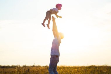 Babası şirin ve küçük oğlu temiz havada yukarı atar. Babalar günü, baba ve oynama ve açık havada onun oğlu erkek bebek.