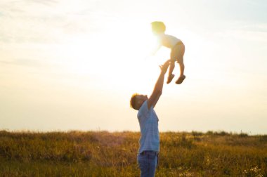 Babası şirin ve küçük oğlu temiz havada yukarı atar. Babalar günü, baba ve oynama ve açık havada onun oğlu erkek bebek.