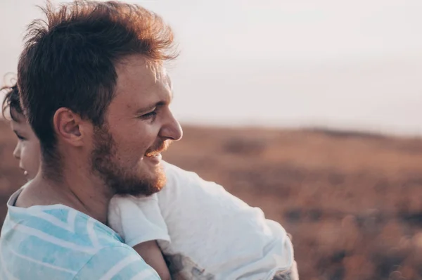 Familia cariñosa. Padre y su hijo niño jugando y abrazándose al aire libre. Feliz padre e hijo al aire libre. Concepto del Día del Padre . — Foto de Stock