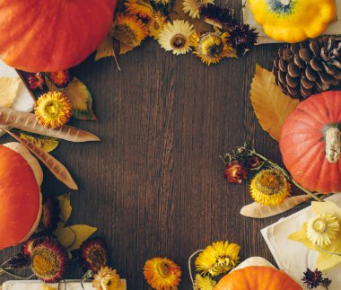 Sonbahar yaprakları ve kabak ile arka plan. Sonbaharda hasat kopya alanı ile yaşlı ahşap çerçeve. Mockup mevsimlik teklifler için