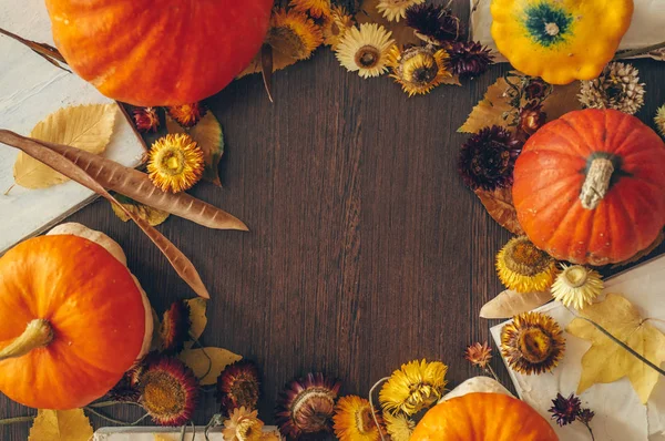Dziękczynienia tło z jesieni suszonych kwiatów, dynie i spadek liści na stare drewniane tła. Koncepcja obfitych plonów — Zdjęcie stockowe