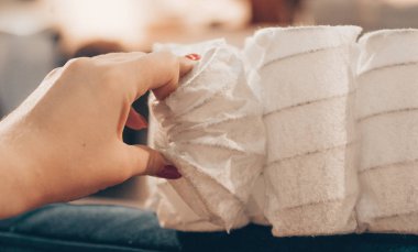 Cep bağımsız bahar profesyonel mobilya Uluslararası fuarında. Bir kadın elinde yatak malzemesi. 