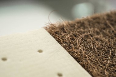 Hindistan cevizi lifi ile yatak. Hindistan cevizi Hindistan cevizi ve doğa para lateks lastik. Rendelenmiş hindistan cevizi kabuğu minder üretimi için.