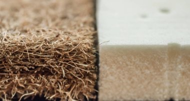 Hindistan cevizi lifi ile yatak. Hindistan cevizi Hindistan cevizi ve doğa para lateks lastik. Rendelenmiş hindistan cevizi kabuğu minder üretimi için.