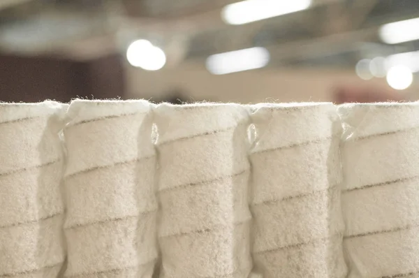 Zak onafhankelijke voorjaar op de internationale tentoonstelling van professionele meubilair. Industrie. Het concept van een matras vullen — Stockfoto