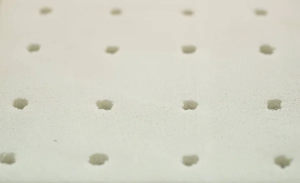 Natur para latex gummi perforiert, kissen und matratzen material. das Konzept, eine Matratze zu füllen. Technologiekonzept — Stockfoto