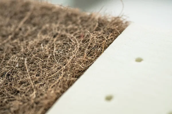 Matras met kokos vezel. Kokosnoot kokos en Nature para latex rubber. Geraspte Cocos schil voor de productie van matrassen. — Stockfoto