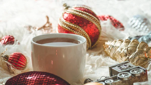 Tè caldo e giocattoli di Natale su uno sfondo caldo di pelli di pecora calde naturali. Composizione di Capodanno 2019 Natale festivo nature morte — Foto Stock