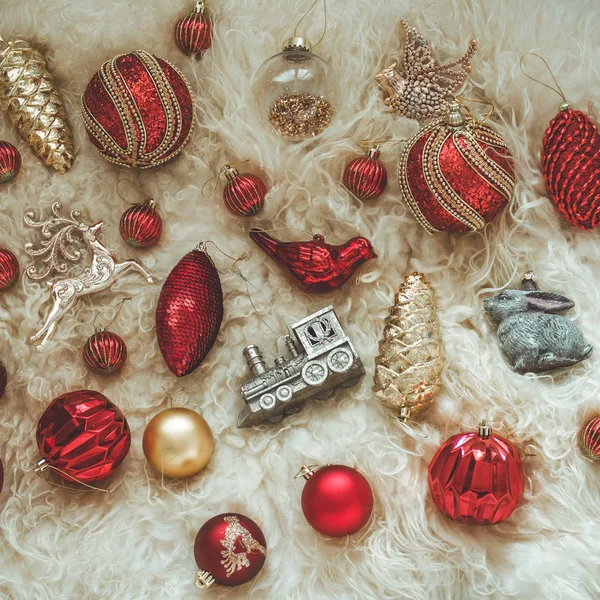 Lo sfondo di Capodanno 2019 con figure, giocattoli di Natale su uno sfondo di pecore naturali calde della pelle. Composizione di Capodanno 2019 — Foto Stock