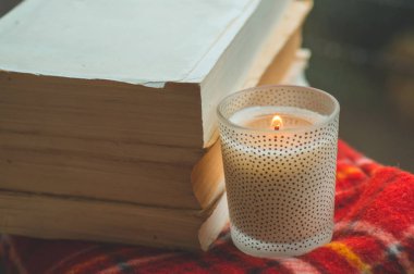 Rahat sonbahar natürmort: fincan sıcak kahve ve vintage pencere ve yağmur dışında açılan kitap. Sonbahar. Daire. Yağmur 