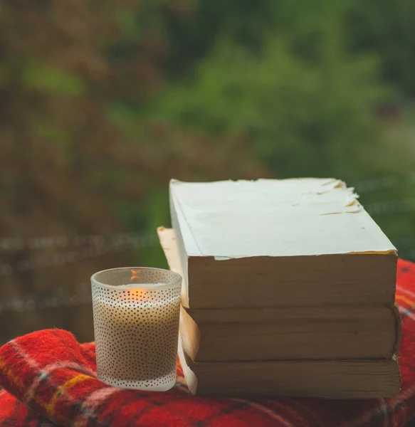 Natura morta autunnale accogliente: tazza di caffè caldo e libro aperto sul davanzale della finestra vintage e pioggia all'esterno. Autunno. Appartamento. Pioggia — Foto Stock