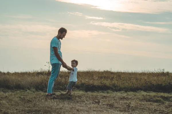 Liebevolle Familie. Vater und Sohn spielen und umarmen sich im Freien. glücklicher Vater und Sohn im Freien. Vatertagskonzept. — Stockfoto