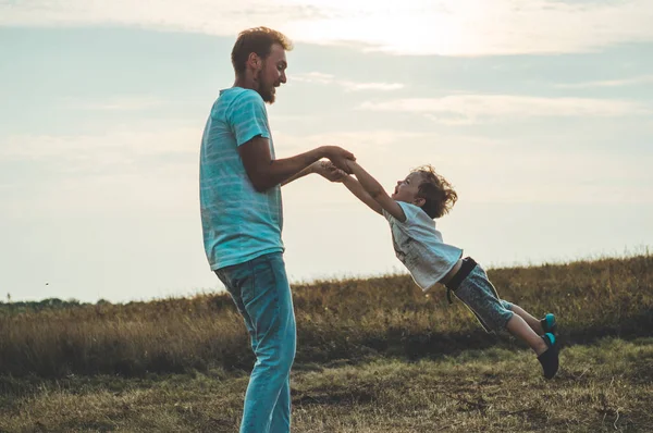 Ein Junger Vater Wirft Seinen Kleinen Sohn Die Abendsonne Vatertag — Stockfoto