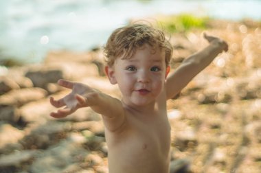 Açık havada oynayan çocuk. Çocuk kum kırmızı kamyon içine dökün. Çocuklar sokak ile büyük günlük bir makinede oynayan bir çocuk oyunları