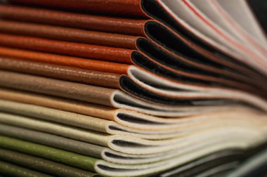 Katalog örgüler kumaş doku arka plan, deri kumaş dokusu, sanayi arka plan üzerinden çok renkli imitasyon deri