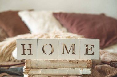 Oturma odası ve yazıt ev ev iç natürmort ayrıntılarda. Kitap ve çay ile koni ve pamuk. Okuyun. Geri kalan