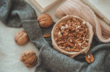 Kazak ceviz. Ceviz taneleri bir kase ve bütün ceviz. Sonbahar ya da kış konsepti rahat.