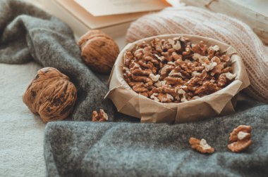 Kazak ceviz. Ceviz taneleri bir kase ve bütün ceviz. Sonbahar ya da kış konsepti rahat.