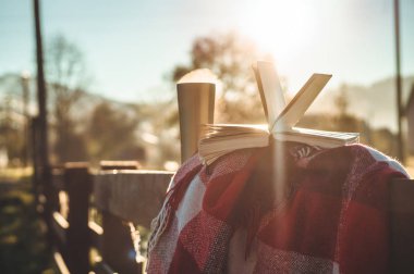 Açık havada bir kitapla Odaya Servis Kahvaltı. Bir termo bardak üzerinde buhar. Açık kitap niteliğine. Kitap ve içme kahve. Reading adlı açık