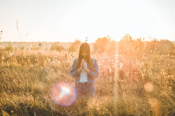 Gadis menutup matanya, berdoa di luar ruangan, Tangan terlipat dalam konsep doa untuk iman, spiritualitas dan agama. harapan, konsep mimpi . — Stok Foto