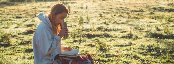 Pagi Hari Gadis Itu Duduk Bangku Kayu Pegunungan Alam Membaca — Stok Foto