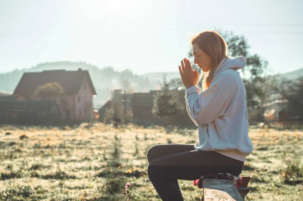 Di pagi hari Girl menutup matanya, berdoa di luar ruangan, Tangan dilipat dalam konsep doa untuk iman, spiritualitas, konsep agama . — Stok Foto