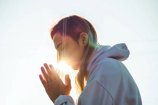Зранку дівчина закрив очі, молячись на відкритому повітрі рук скласти в молитві концепції для віри, духовність, концепцію релігії. — стокове фото