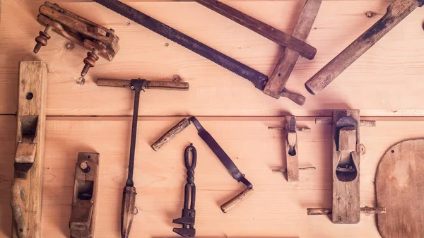 The horizontal photo of the old tools on the wooden wall. Scenery. Antique Decorative Tools — Stock Photo, Image