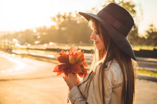 Schönheit Romantisches Mädchen Freien Genießen Die Natur Mit Blättern Den — Stockfoto