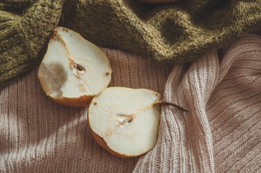 Sonbahar doğa kavramı. Sonbahar armut örme kazak üzerinde. Şükran günü yemeği