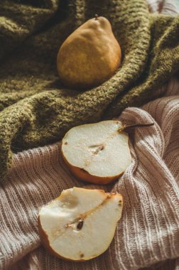 Sonbahar doğa kavramı. Sonbahar armut örme kazak üzerinde. Şükran günü yemeği