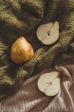 Sonbahar doğa kavramı. Sonbahar armut örme kazak üzerinde. Şükran günü yemeği