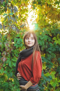 Güzellik romantik kız açık havada doğa holding zevk elinde bırakır. Güzel sonbahar modeli ile kızdırma saç sallayarak. Güneş ışığı