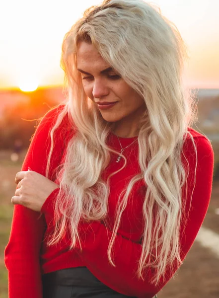 Szépség romantikus lány szabadban élvezi természet. Gyönyörű őszi modell integetett a haj fényét. Napfény, a napnyugta. — Stock Fotó
