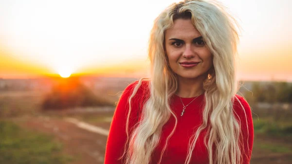 Beleza menina romântica ao ar livre apreciando a natureza. Modelo de outono bonito com cabelo acenando brilho. Luz solar no pôr do sol . — Fotografia de Stock