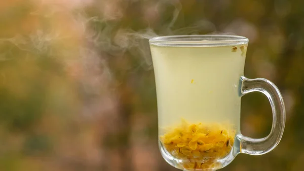 新鮮な生の海クロウメモドキの果実に小さなガラス ガラスの熱い Vitaminic 健全な海クロウメモドキ茶 — ストック写真