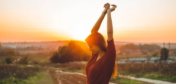 Belleza Romántica Chica Al aire libre disfrutando de la naturaleza. Hermoso modelo de otoño en la naturaleza en los rayos de la puesta del sol. Luz solar al atardecer . —  Fotos de Stock