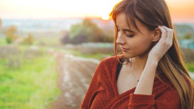 Güzellik romantik kız doğanın keyfini açık havada. Güzel sonbahar günbatımı ışınlarının doğada modelinde. Günbatımı güneş ışık. 