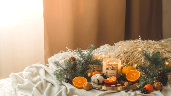Tangerines dalam komposisi musim dingin, pohon Natal, lilin, kerucut, kapas, kayu manis, karangan bunga. Simbol Tahun Baru dan Natal — Stok Foto