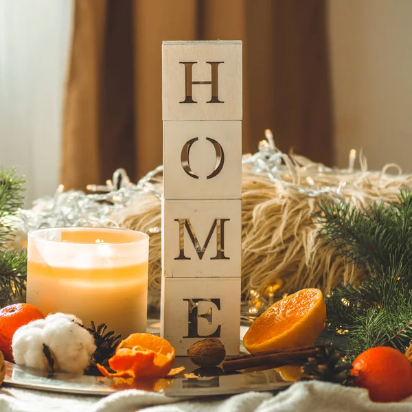 Das Wort Heimat und Mandarinen in einer winterlichen Komposition, Weihnachtsbäume, Kerzen, Zapfen, Baumwolle. Symbol für Neujahr und Weihnachten — Stockfoto