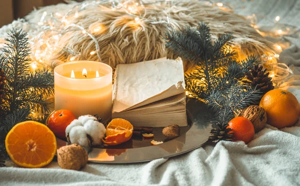 Libro e mandarini in una composizione invernale, alberi di Natale, candele, coni, cotone, cannella. Simbolo di Capodanno e Natale — Foto Stock